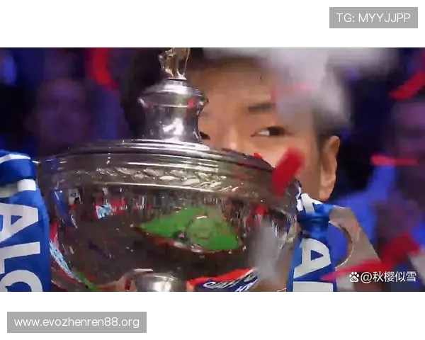 球迷场边亲吻奖杯引爆骚乱 全场掌声雷动瞬间定格历史 球迷场边亲吻奖杯引爆骚乱 全场掌声雷动瞬间定格历史