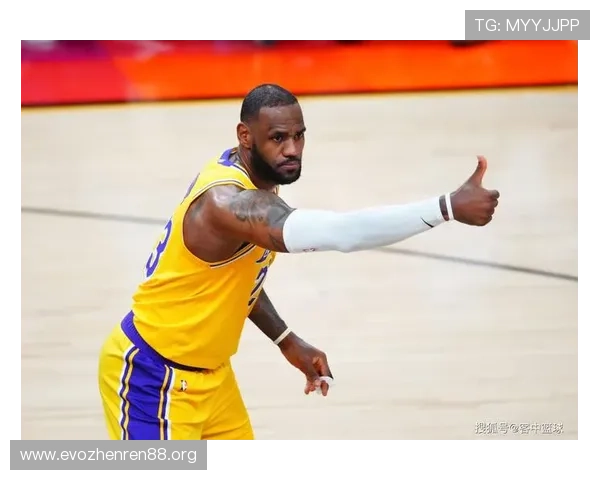 詹姆斯深夜苦练视频曝光网友称赞其职业态度堪称楷模 詹姆斯深夜苦练视频曝光网友称赞其职业态度堪称楷模