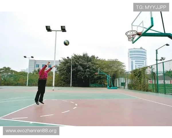 87岁广东婆婆单手投篮如神技 百步穿杨展现超凡身手