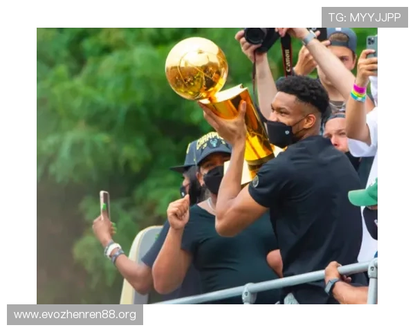 豪门对决落幕球星赛后晒奖杯照两字留言引球迷热议