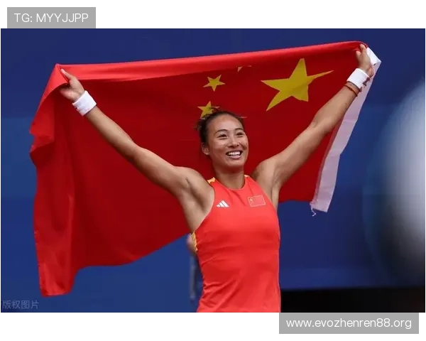 高举冠军奖杯荣耀时刻正式官宣这一瞬间将永远铭刻在历史长河